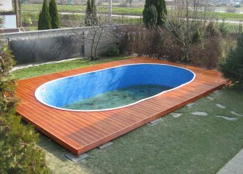 Drevenná terasa bazéna ( S. Smrekovec )